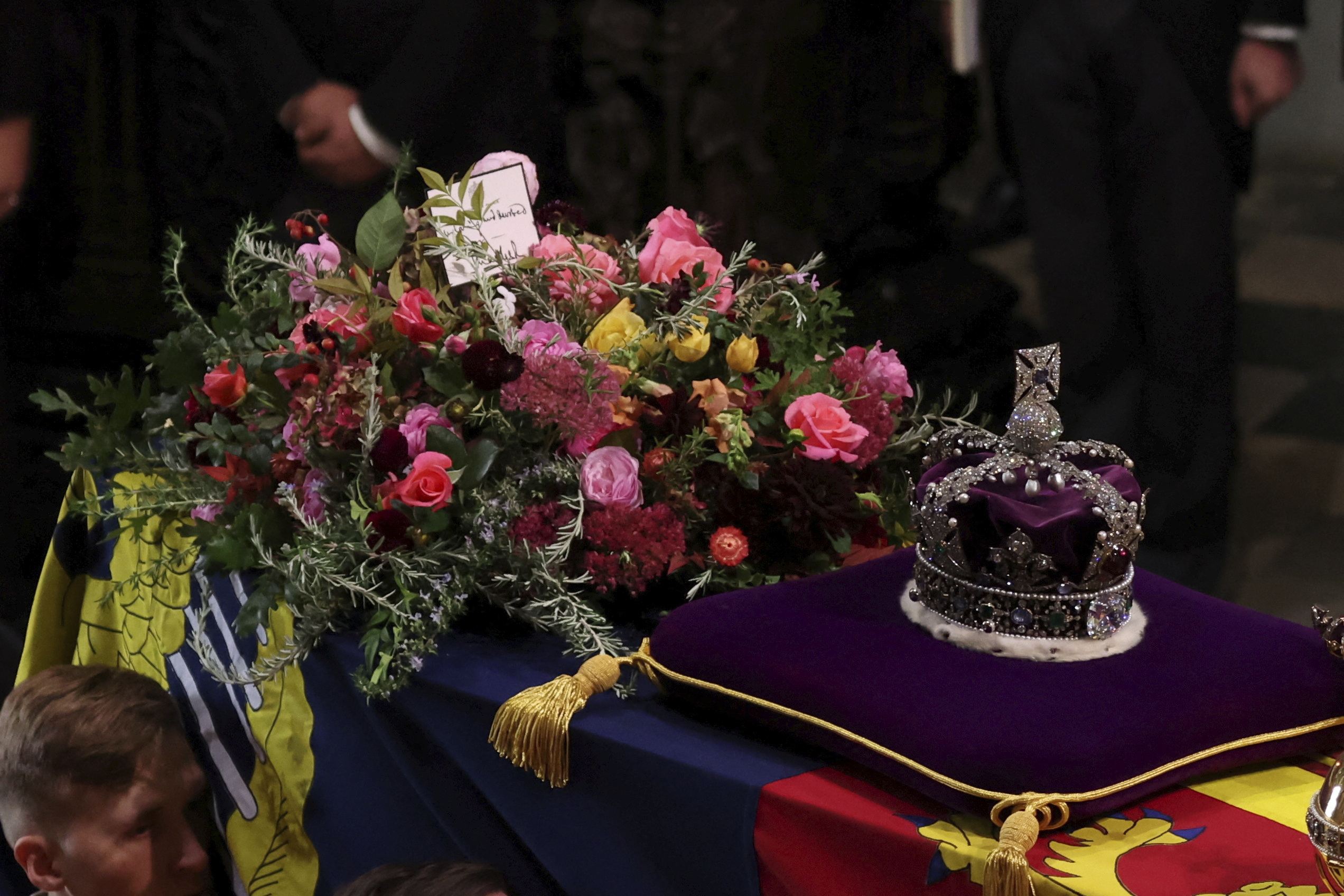 安葬仪式结束象征管治时期完结 英女王长眠圣乔治教堂 988