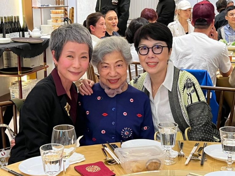 久未露面 关菊英罕见出席圈中饭局 – 988