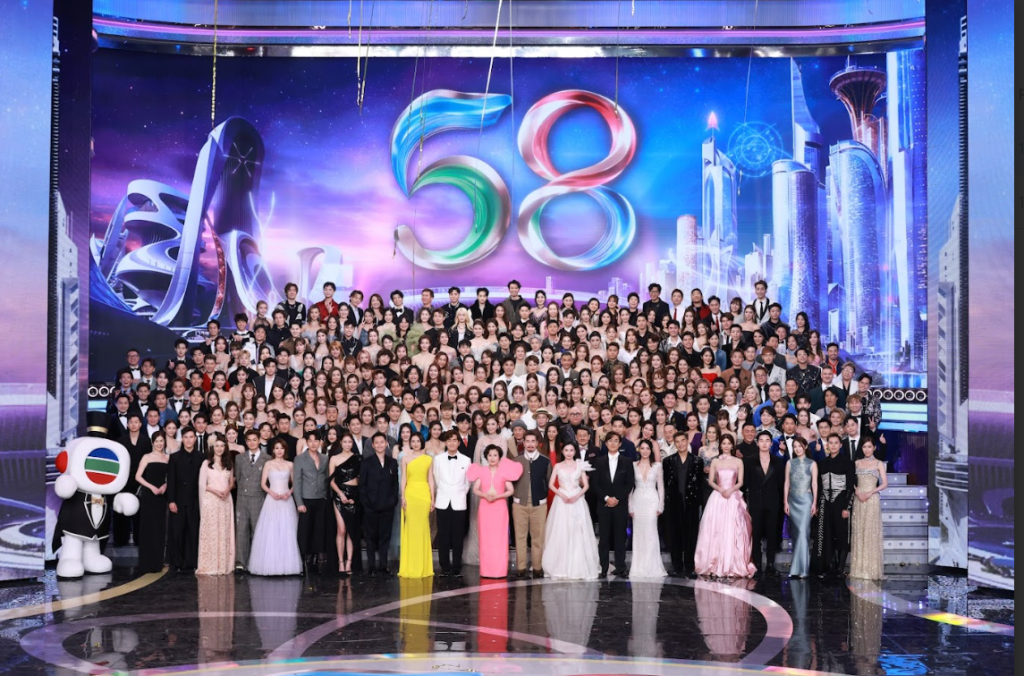 TVB台庆星光+笑声齐飞!王祖蓝扮陈百祥唱“炒人歌”直击高层梗 曾志伟台下笑场被捕捉 – 988